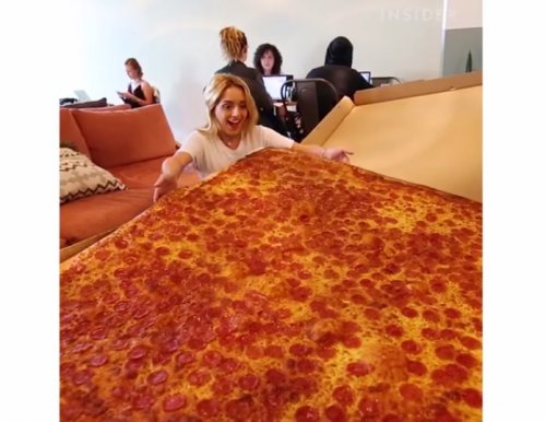 Самая большая пицца в мире, которую можно заказать (2 фото + видео)