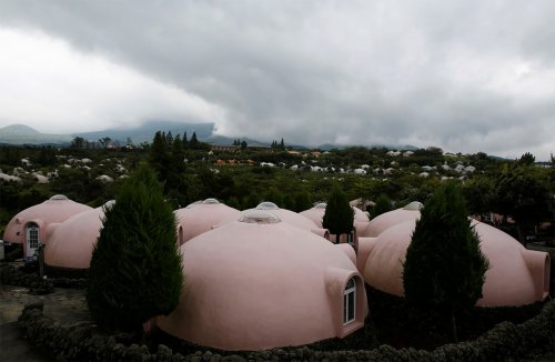 Устойчивые к землетрясениям купольные дома в Японии (11 фото)