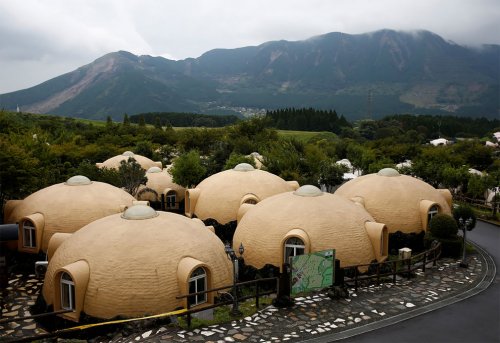 Устойчивые к землетрясениям купольные дома в Японии (11 фото)