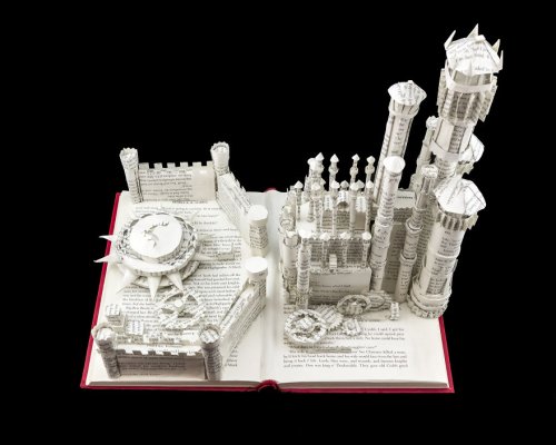 Книжные скульптуры из серии книг "Игра престолов" (6 фото)