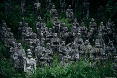 Жуткая заброшенная деревня с сотнями статуй в Японии (13 фото)