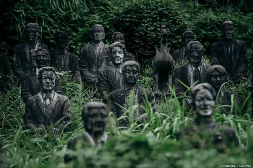 Жуткая заброшенная деревня с сотнями статуй в Японии (13 фото)
