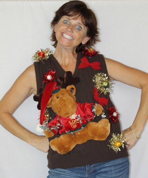 Как правильно продавать нелепые рождественские свитеры (15 фото)