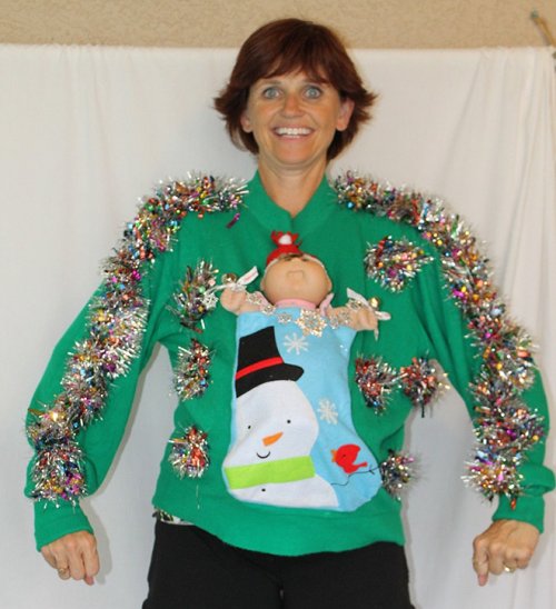 Как правильно продавать нелепые рождественские свитеры (15 фото)