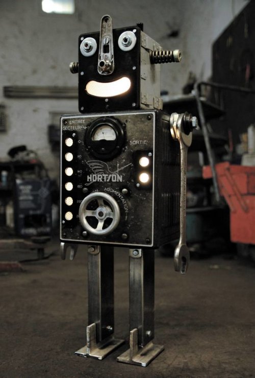 Скульптуры роботов с подсветкой из старых металлических деталей (29 фото)