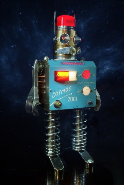 Скульптуры роботов с подсветкой из старых металлических деталей (29 фото)