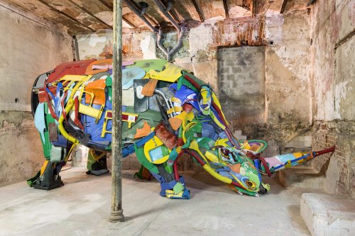 Скульптуры животных из мусора в новой коллекции работ Bordalo II (12 фото)