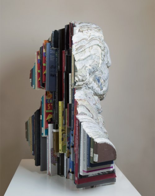 Художник создаёт невероятные скульптуры из старых, ненужных книг (25 фото)