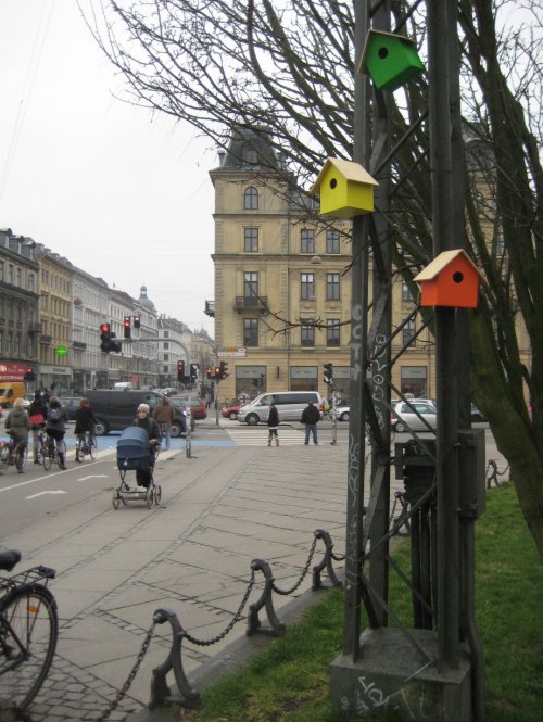 Датский стрит-арт проект за 11 лет построил 3500 скворечников в разных городах мира (11 фото)