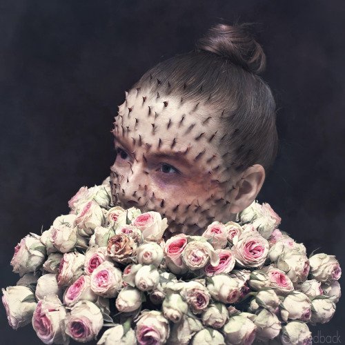Зловещие сюрреалистические портреты людей, пожираемых растениями (8 фото)