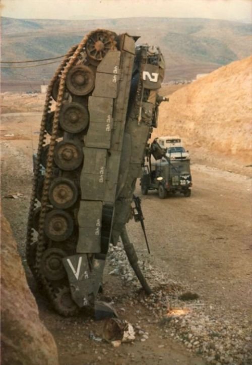 Необычные аварии и впечатляющие ДТП с участием танков (26 фото)
