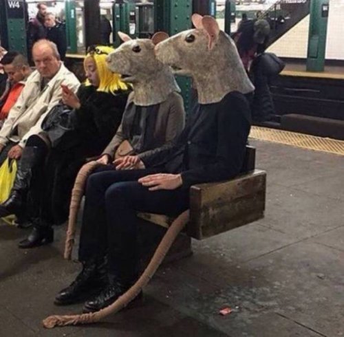 Странные и необычные пассажиры в метро (27 фото)