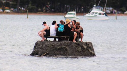 Находчивые новозеландцы построили остров, чтобы обойти запрет на распитие алкоголя на Новый год (2 фото)