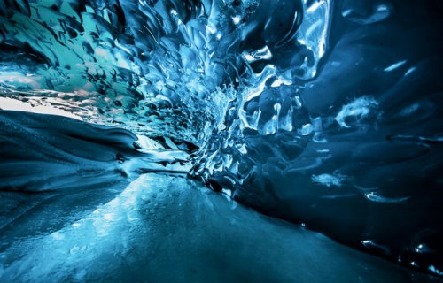 Завораживающие ледяные пещеры в фотографиях Матея Криза (12 фото)