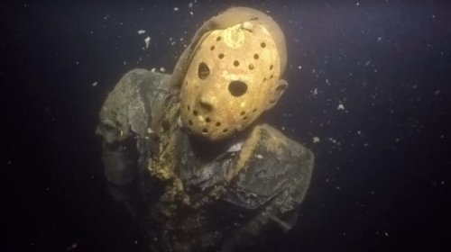 Чтобы напугать аквалангистов, некто бросил на дно озера выполненную в натуральную величину фигуру злодея Джейсона Вурхиза (2 фото+2 видео)