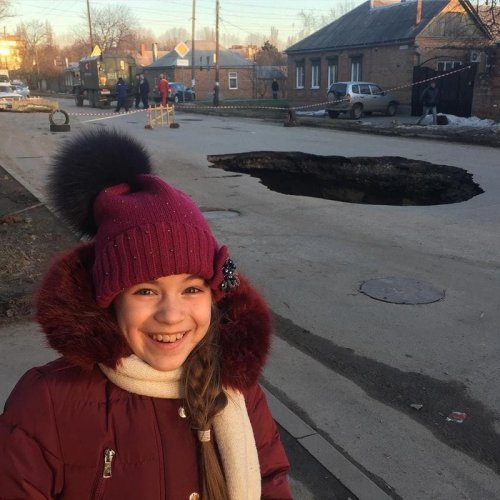 Таганрогская школьница у провала на дороге и фотожабы на неё (16 фото)