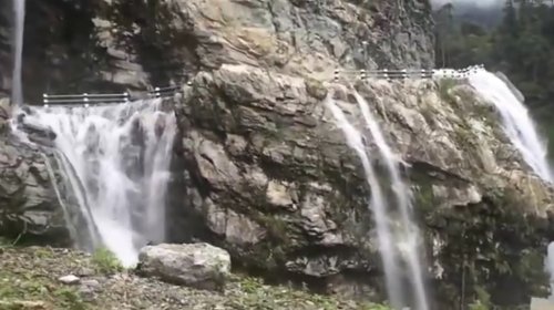 Опасная дорога через водопад в Непале  (2 фото + видео)