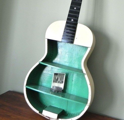 Креативные вещи, которые можно сделать из старой гитары (10 фото)