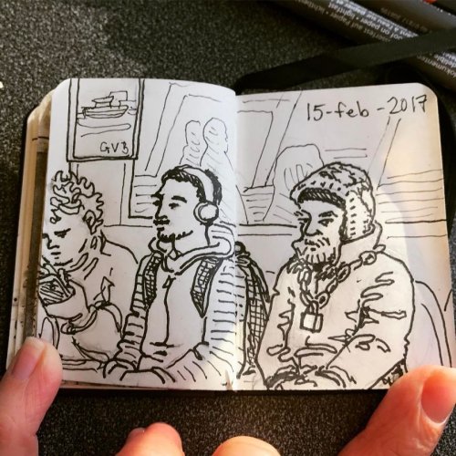 Художница в течение года рисовала своих попутчиков на пароме по пути на работу (25 фото)