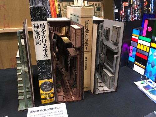 Миниатюрные инсталляции превращают книжные полки в японские переулки (3 фото)