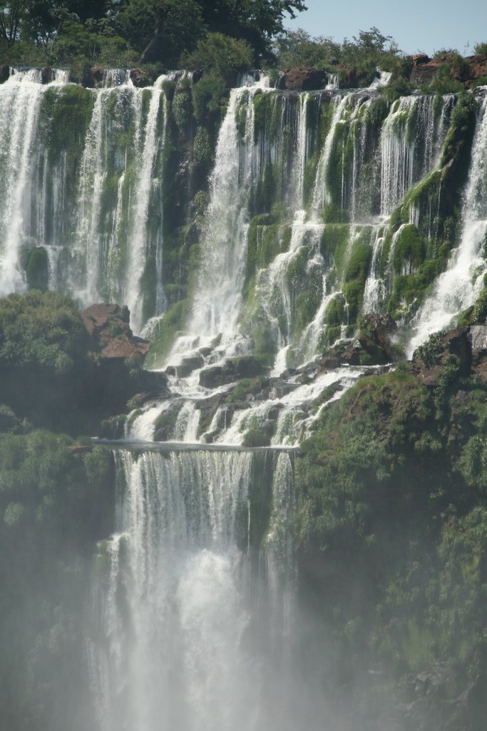 Комплекс водопадов на границе бразилии аргентины. Водопады Игуасу Аргентина. Водопад на границе Бразилии и Аргентины. Водопад Iguazu. Водопад Игуасу фото.