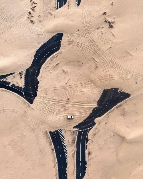 Потрясающие дрон-фотографии Иринея Херока, сделанные над пустыней в ОАЭ (20 фото)