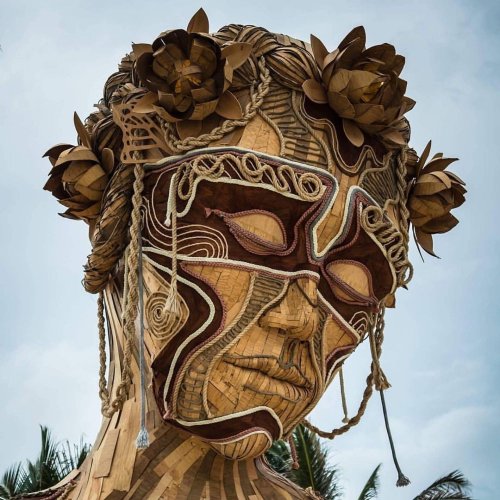 Возвышающаяся деревянная скульптура Даниэля Поппера приветствует отдыхающих в Тулуме (4 фото)