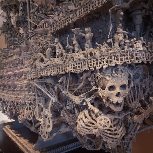 Пиратский корабль-призрак из часовых деталей, который художник строил 15 месяцев (6 фото)