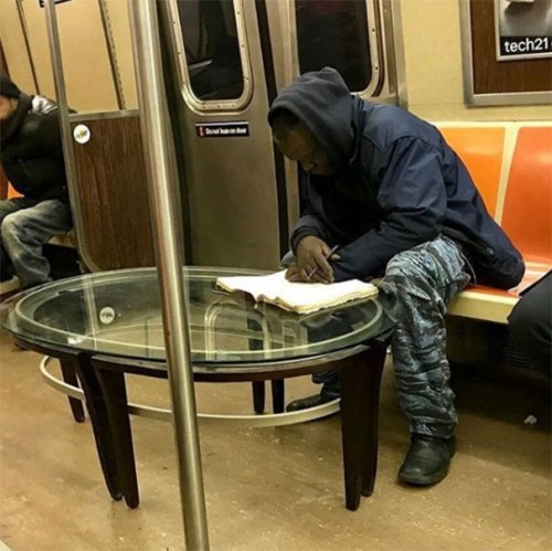 Странные и необычные пассажиры в метро (25 фото)