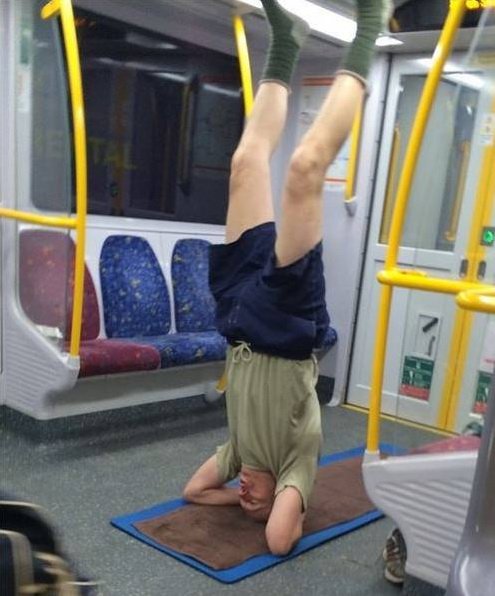 Странные и необычные пассажиры в метро (19 фото)
