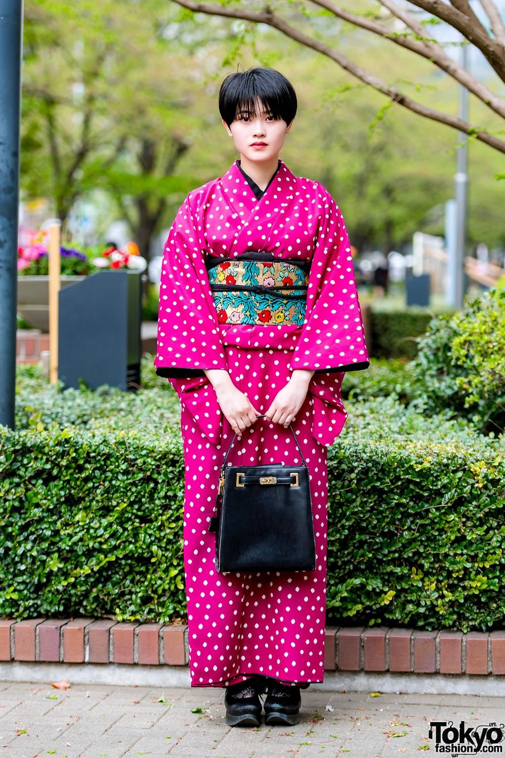 Современности японии. Японское кимоно Харадзюку. Японского кимоно стрит стайл. Харадзюку хаори. Национальная одежда кимоно в Токио.