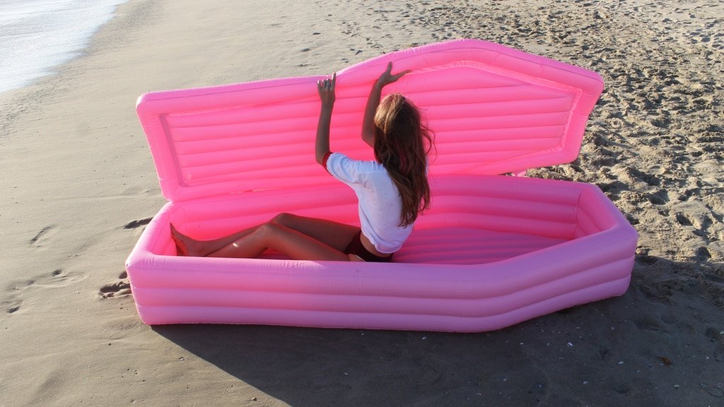 Розовый "гроб" для любителей поплавать в открытом море (12 фото) ...