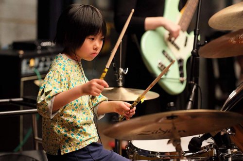 8-летняя японка мастерски исполнила барабанную партию песни группы Led Zeppelin (14 фото + видео)