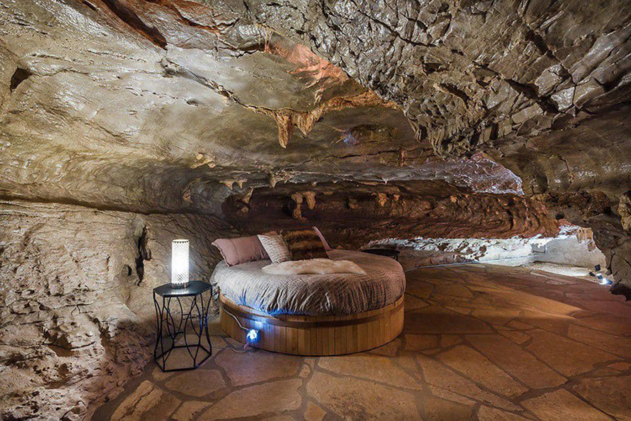 Скала на потолке. Гостиница Beckham Creek Cave Lodge. Beckham Creek Cave Lodge, США, Арканзас. Отели в пещерах Аризона. Необычные отели.