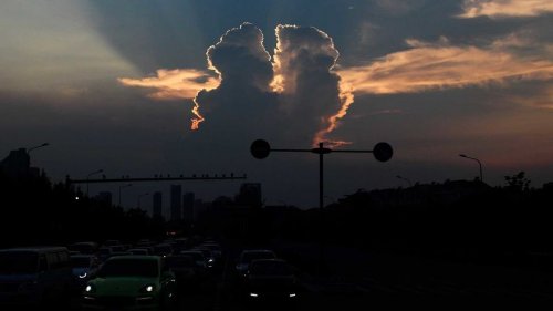 Романтическая иллюзия в небе над Китаем: два облака слились в поцелуе (4 фото)