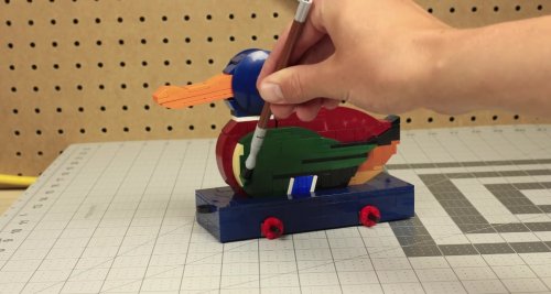 Как смастерить игрушку с помощью инструментов, сделанных из LEGO