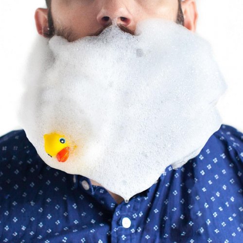 Парень украшает свою бороду всем, чем только можно. Потому что почему бы и нет?.. (28 фото)