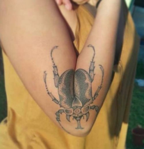 Прикольная татуировка с "улетающим" жуком (2 фото)