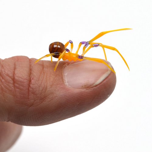 Крошечные стеклянные насекомые Уэсли Флеминга, которые помещаются на кончике пальца (10 фото)