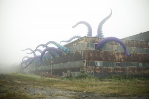 В Филадельфии из заброшенного склада вырывается гигантский осьминог, но не спешите пугаться: это лишь художественная инсталляция (10 фото)