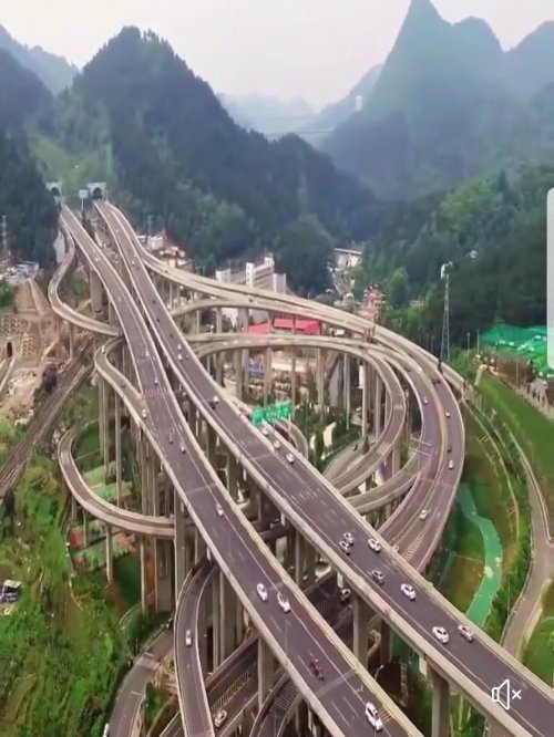 Эта дорожная развязка в Китае похожа на гигантские американские горки для автомобилей (2 фото + видео)