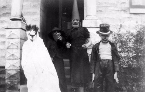 Фотографии из прошлого, наглядно доказывающие, что раньше Хэллоуин был гораздо страшнее (26 фото)