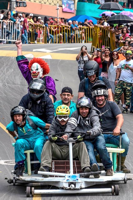 Весёлый конкурс самодельных транспортных средств на фестивале в Медельине (11 фото)