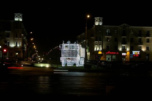 В Минске установили световую инсталляцию в виде МАЗа (6 фото)
