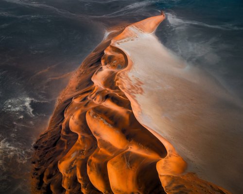 Потрясающие аэрофотоснимки пустынного ландшафта Намибии, которые похожи на абстрактные картины (9 фото)