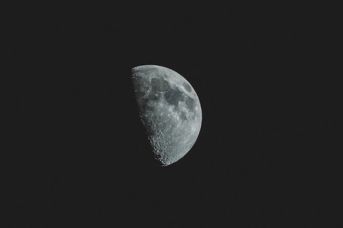 ТОП-10: Безумные теории о Луне