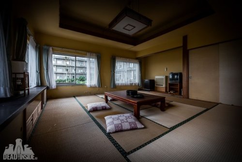 Былая роскошь и величественная красота крупнейшего заброшенного отеля в Японии (22 фото)