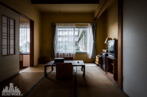 Былая роскошь и величественная красота крупнейшего заброшенного отеля в Японии (22 фото)
