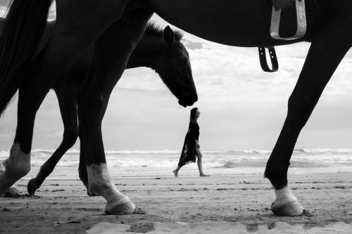 С помощью вынужденной перспективы фотограф превращает обычные пляжи в страну гигантов (19 фото)