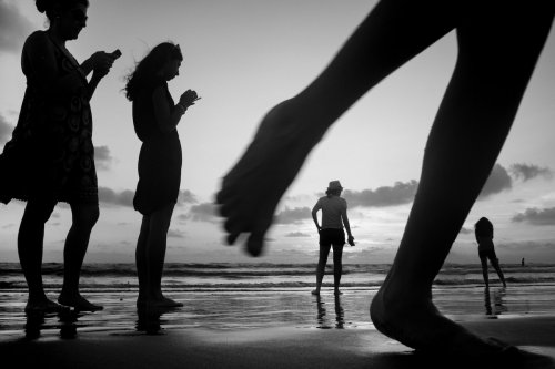 С помощью вынужденной перспективы фотограф превращает обычные пляжи в страну гигантов (19 фото)